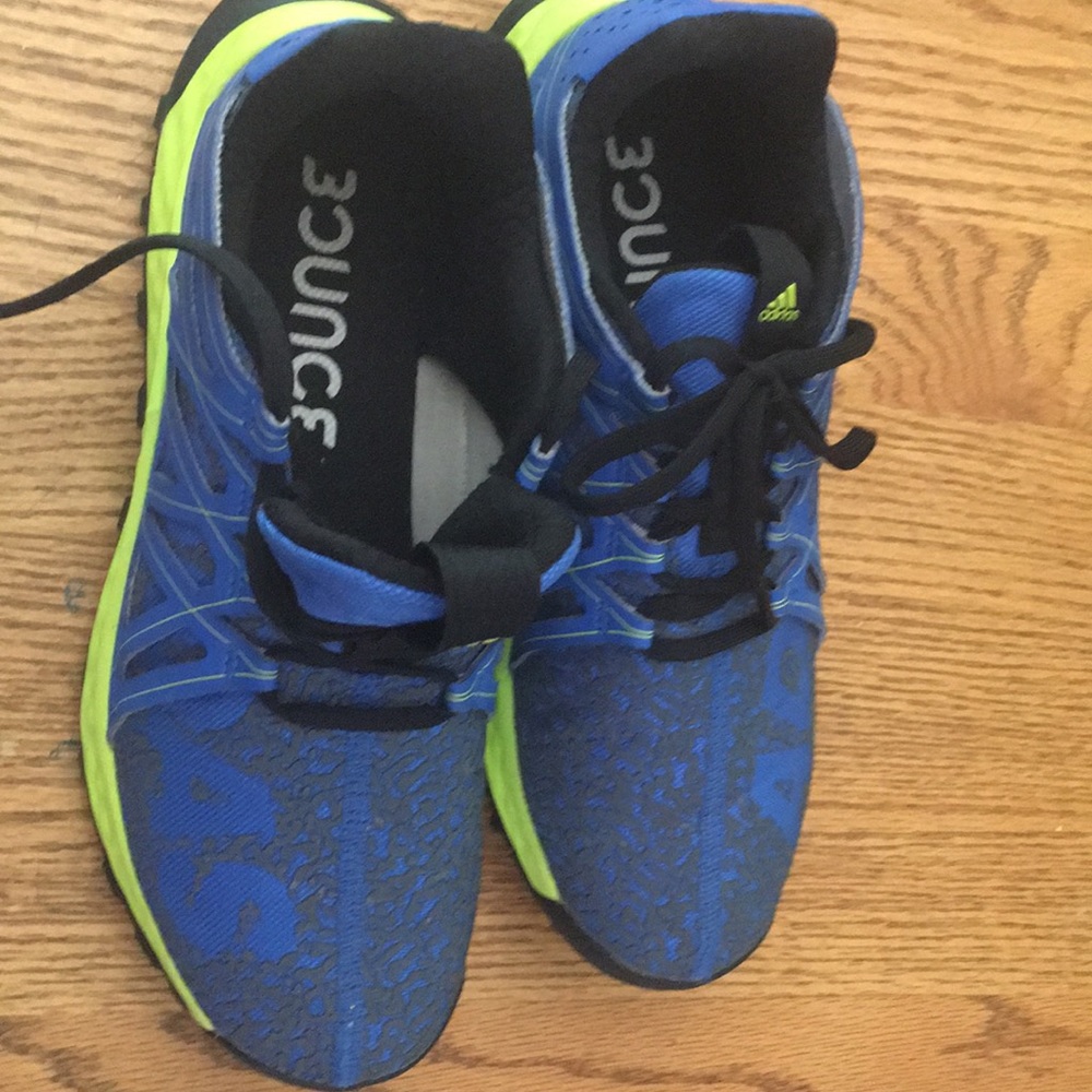 Adidas bounce sneakers. NEVER worn. Size 6.